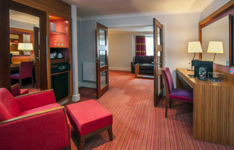 Suites Carousel Desktop Kingsuite 02