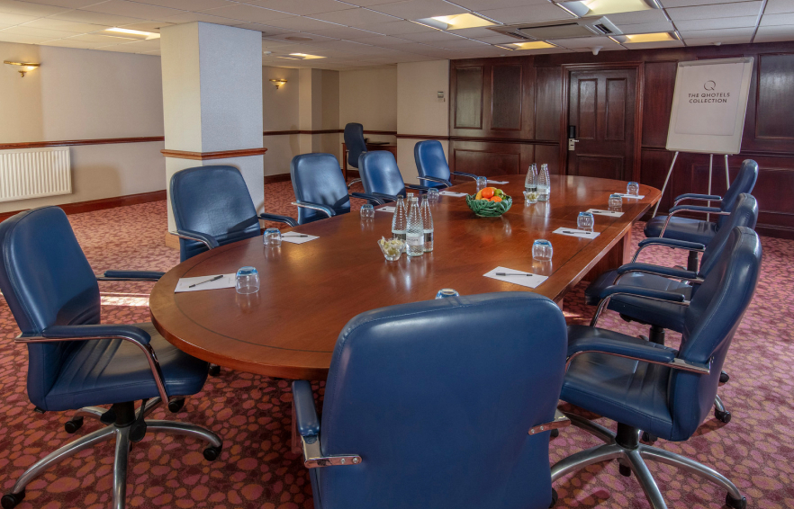 Carousel Desktop Boardroom1 05